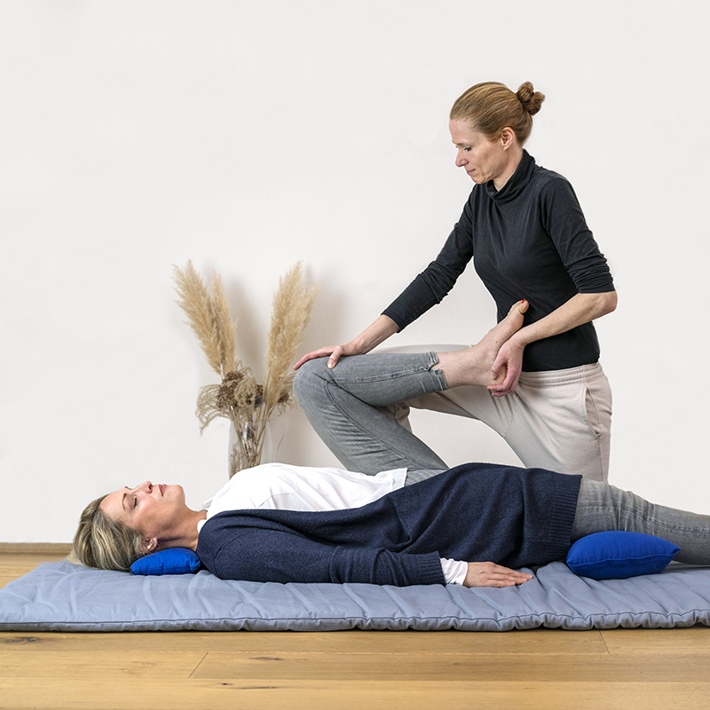 Shiatsu Praktikerin Ricarda Linnenbrink während Shiatsu Anwendung